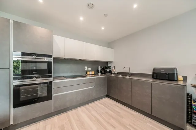 Avenue Road, W3, photo 2