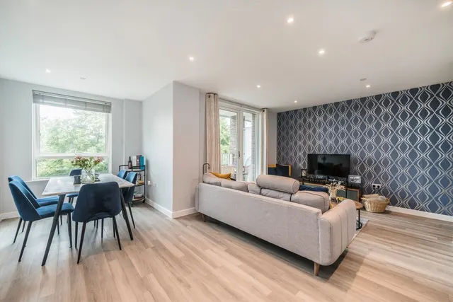 Avenue Road, W3, photo 3