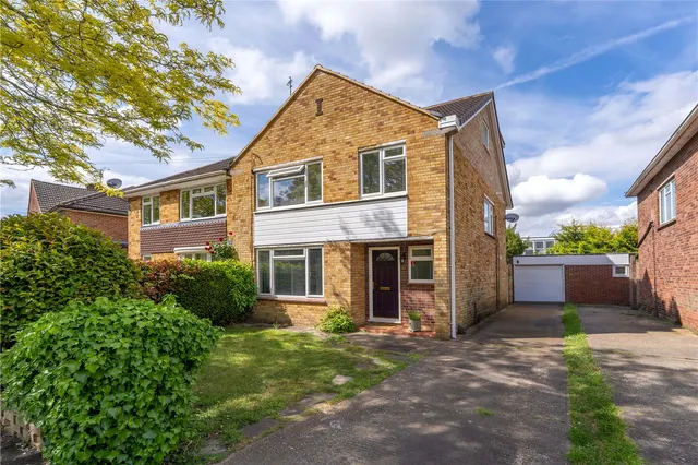 Sunna Gardens, Sunbury, TW16 5EE, photo 1