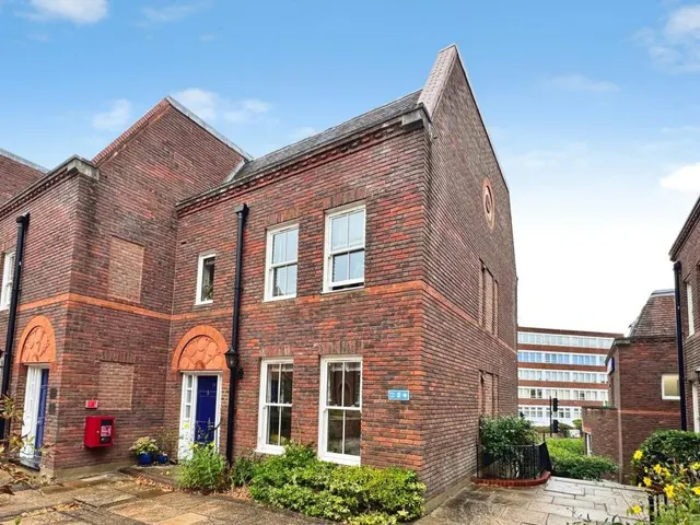 Oxford Road, Aylesbury, HP19, photo 1