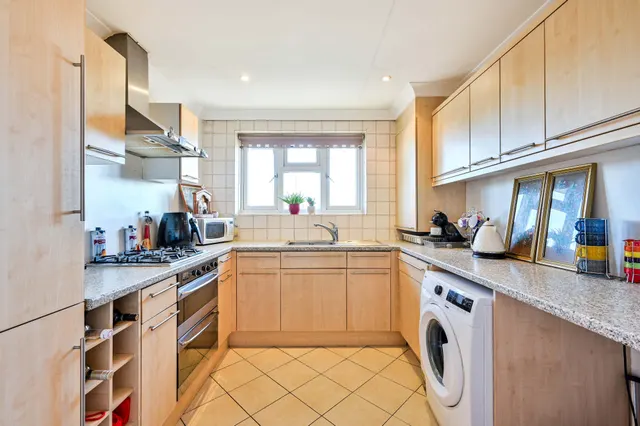 London, SW20, photo 3