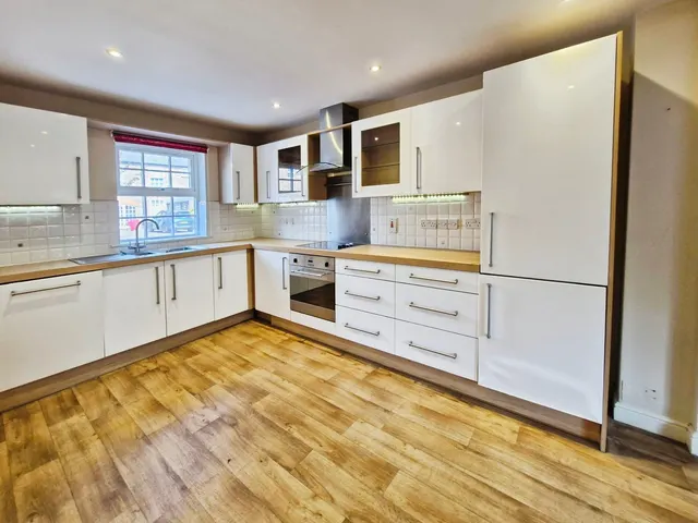Photo 3 — Flemingate Court, Beverley, HU17 0SZ