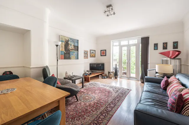2 bedroom flat — 1 Canberra Court, 102 Fordwych Road, London