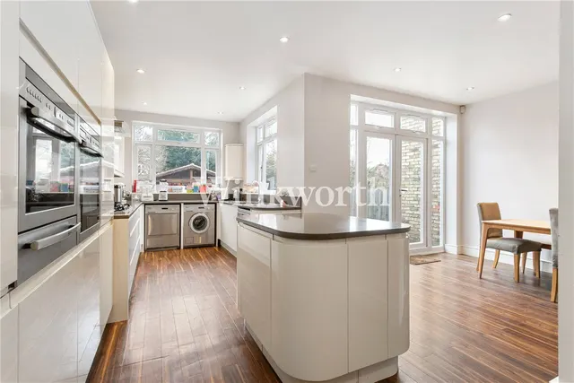 Woodberry Avenue, London, N21, photo 2