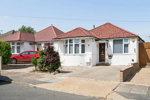 Woodford Crescent, Pinner, HA5, photo 1