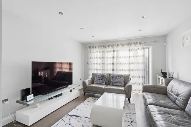 Woodford Crescent, Pinner, HA5, photo 2