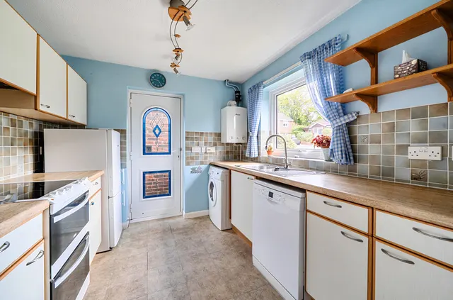 Maple Close, Alresford, SO24, photo 2