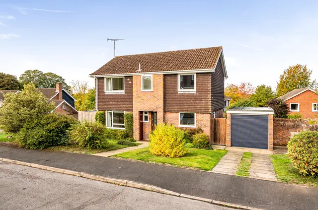 Maple Close, Alresford, SO24, photo 1