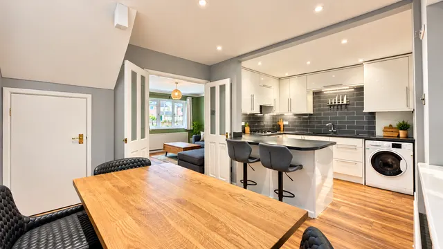 Maple Close, Heaviley, SK2, photo 2