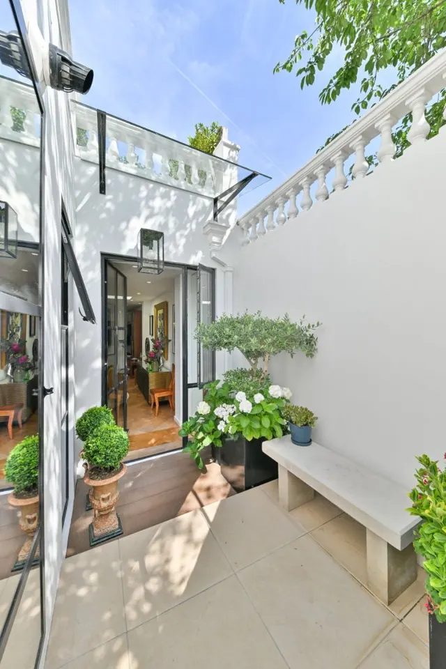 Photo 3 — Elm Park Road, Chelsea, London, SW3 6DH