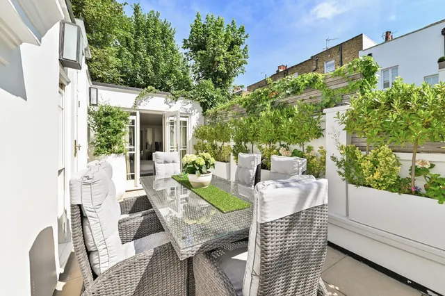 Photo 2 — Elm Park Road, Chelsea, London, SW3 6DH
