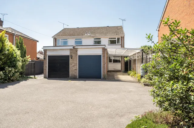 Guildford Road, Lightwater, Surrey, GU18 5RA, photo 1
