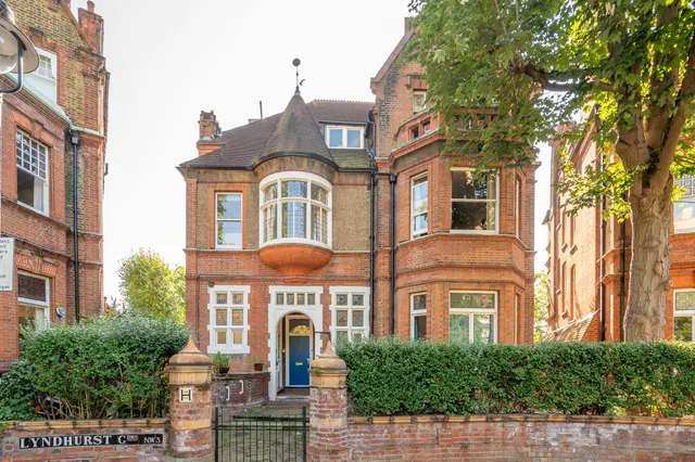 London, NW3, photo 1