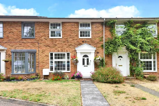 3 bedroom house — The Green, Burgh Heath, Tadworth, Surrey, KT20