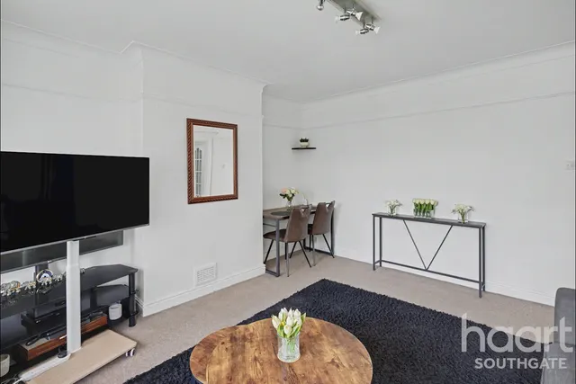 Winchmore Hill Road, London, N21, photo 2
