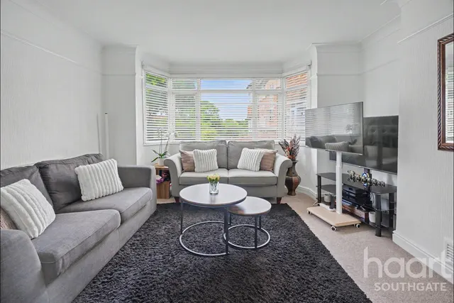 Winchmore Hill Road, London, N21, photo 1