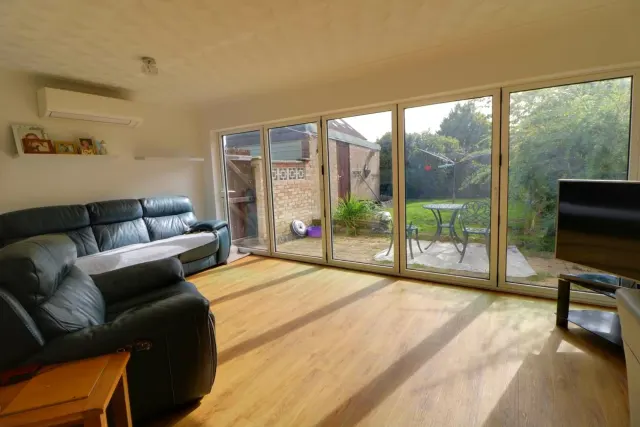 Whitehouse Drive, Long Stratton, photo 2