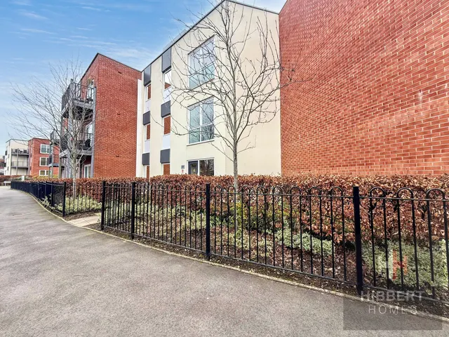 2 bedroom flat, Sheen Gardens, Manchester, M22