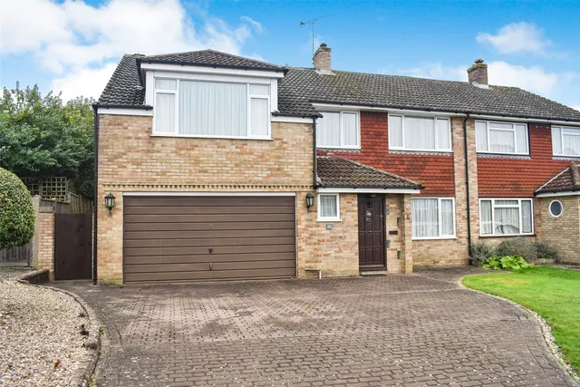 Aylesham Way, Yateley, Hampshire, GU46 6NS, photo 1