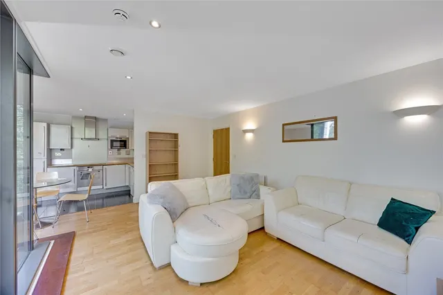 Blackwall Way, London, E14, photo 1