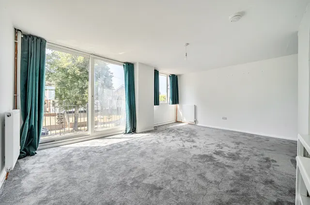 Photo 3 — Mounts Road, Greenhithe, DA9