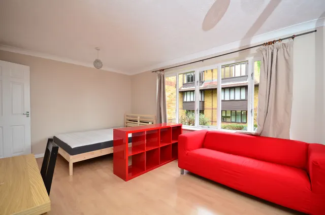 Photo 3 — 16 Linwood Close, London