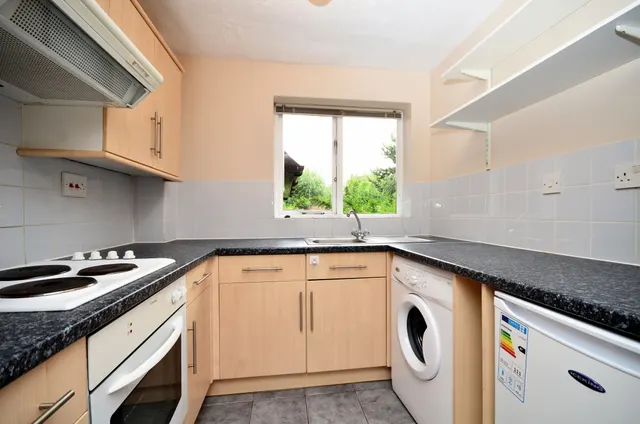 Photo 2 — 16 Linwood Close, London