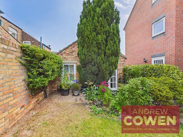 Photo 3 — Strawberry Court, Scarborough YO12 5QU