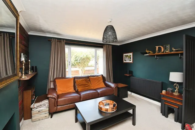 Photo 2 — Weymouth Crescent, Scunthorpe