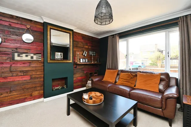 Photo 3 — Weymouth Crescent, Scunthorpe