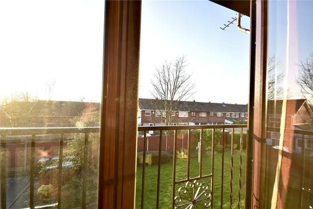 Denbydale Way, Royton, OL2, photo 3