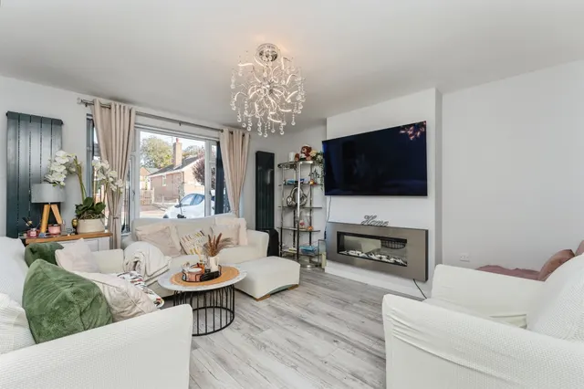 Sussex Gardens, Wrexham, LL11, photo 3