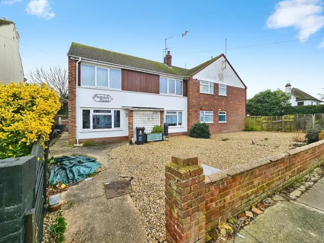 Walton Road, Clacton-on-Sea, CO15, photo 1