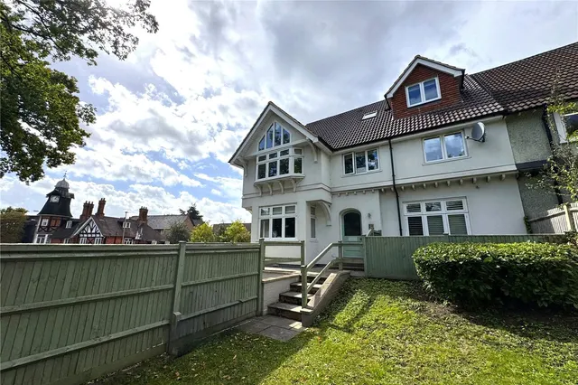 Clockhouse Road, Farnborough, GU14 7QY, photo 1