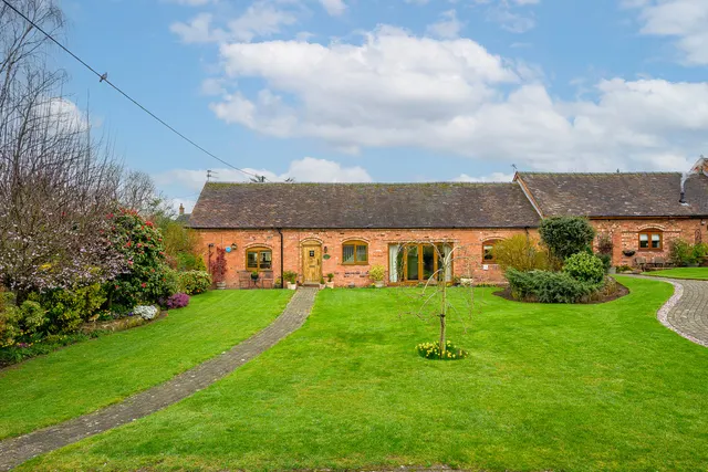 Field Aston, Newport, photo 1