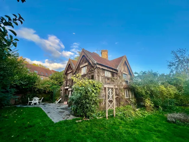 4 bedroom house — Cassiobridge Lodge, Gade Avenue, Watford WD18