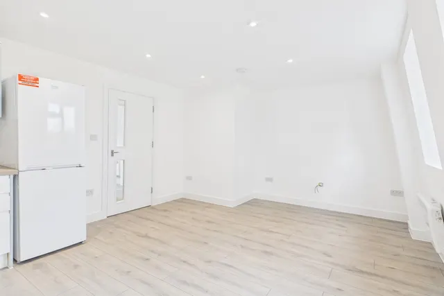 Photo 3 — 80A Madeira Road, London, SW16 2DE