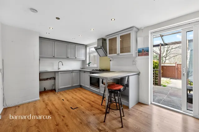 Swan Lane, London, N20, photo 3
