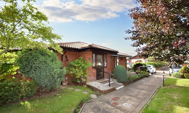 Oakmead Green, Epsom, KT18, photo 1