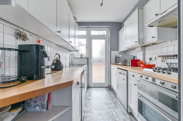 Photo 3 — 32 Hartland Way, Morden