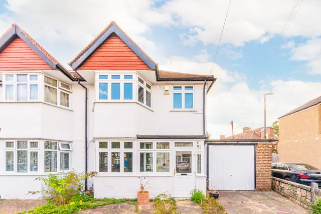 32 Hartland Way, Morden, photo 1