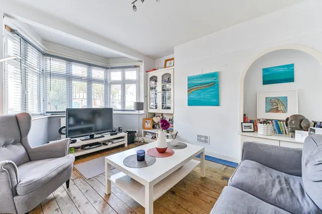 Photo 2 — 32 Hartland Way, Morden