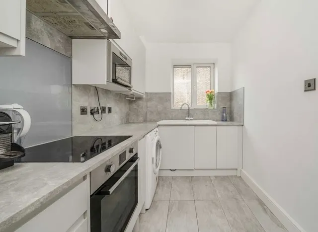 Silver Crescent, Chiswick, W4, photo 3