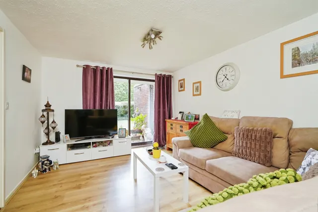 Photo 2 — Linacre Close, Didcot