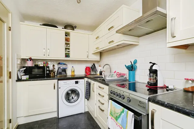 Photo 3 — Linacre Close, Didcot