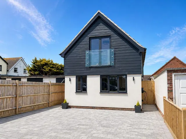 Slindon Avenue, Peacehaven, photo 3