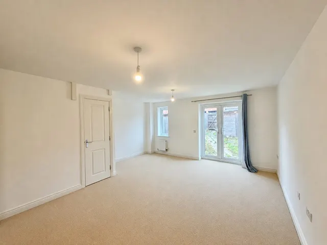 Photo 2 — Warwick Avenue, Broughton, Milton Keynes, Milton Keynes, MK10 7AZ
