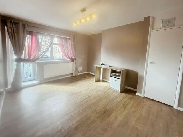 South Molton Road, London, E16, photo 2