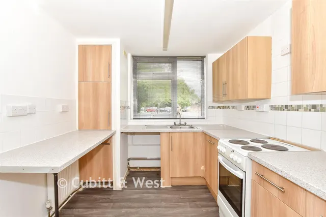 Juniper Square, Havant, PO9, photo 2