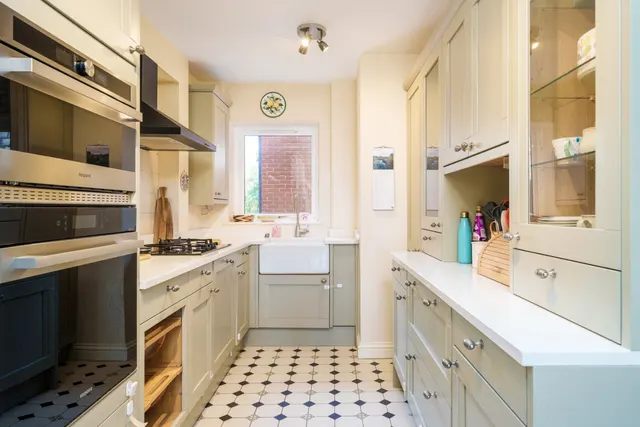Upper Richmond Road, London, SW15, photo 2